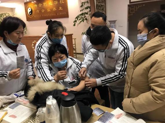 小兒推拿師證書怎么考？快來瞧重慶六合學(xué)校考核現(xiàn)場