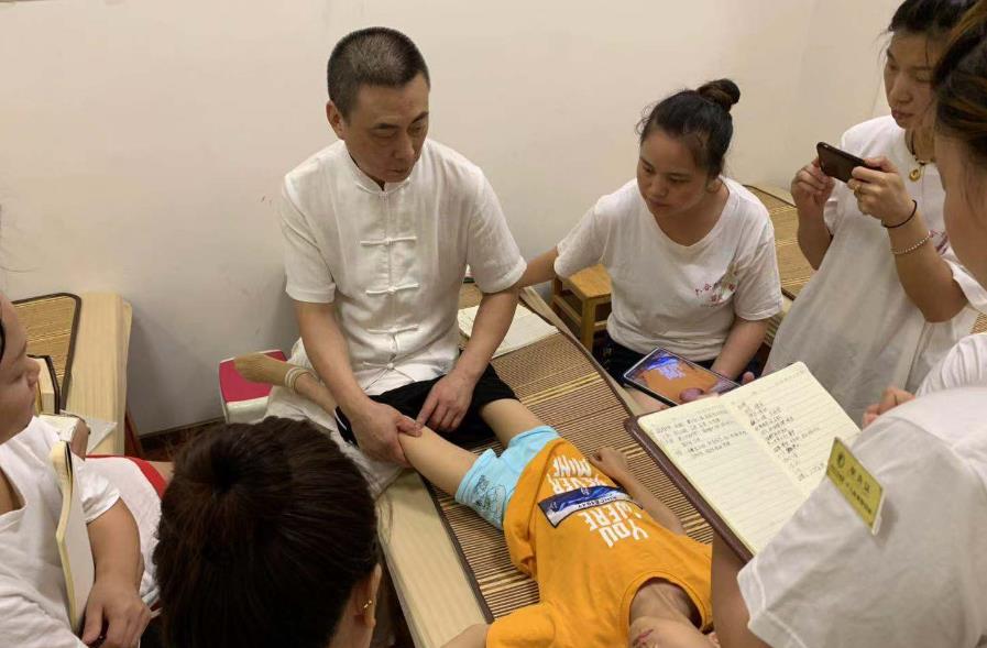 催乳師和小兒推拿這個兩個職業怎么樣？