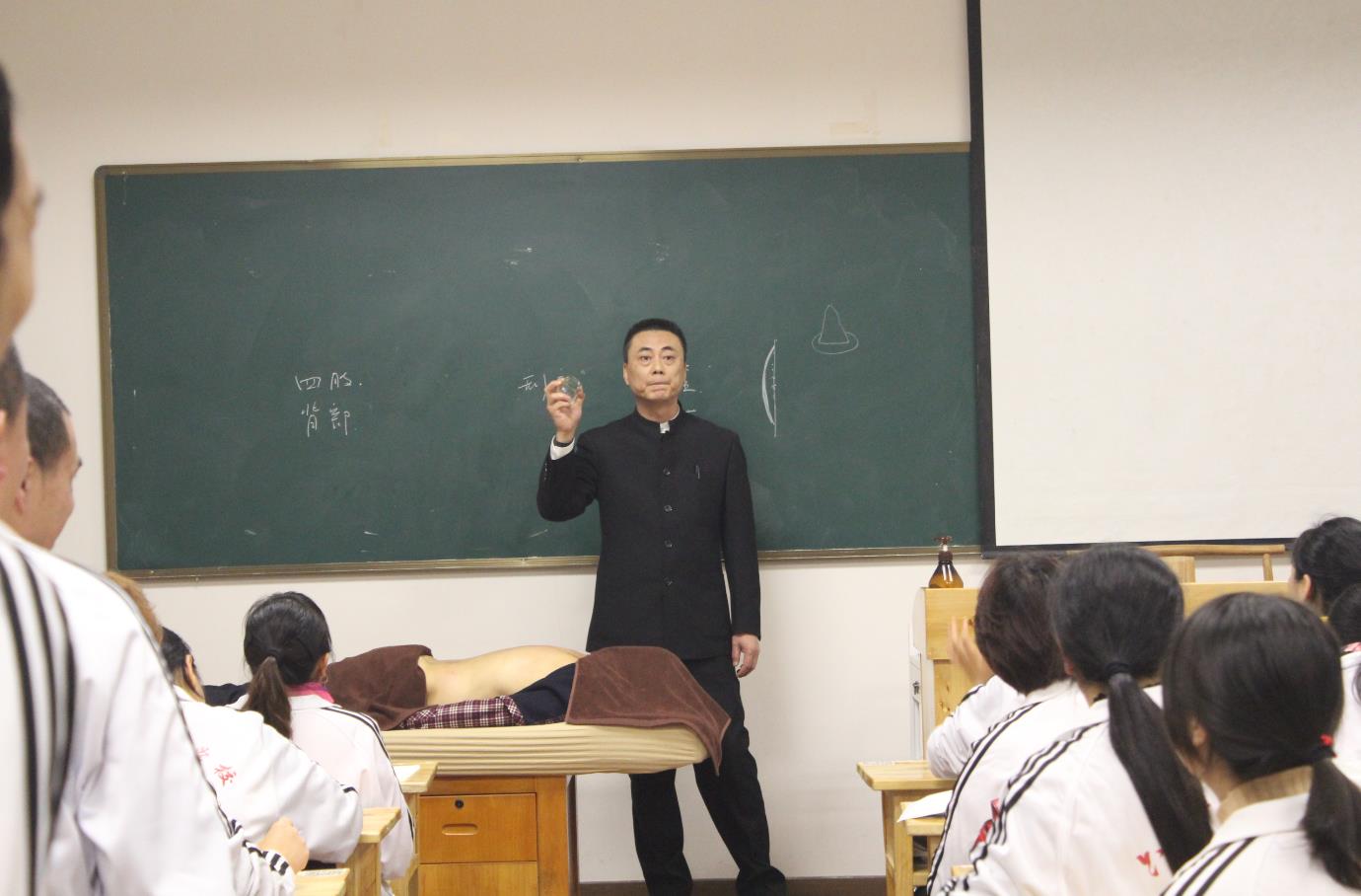 哪類人群容易被濕邪所困？體內(nèi)濕氣大有5個信號