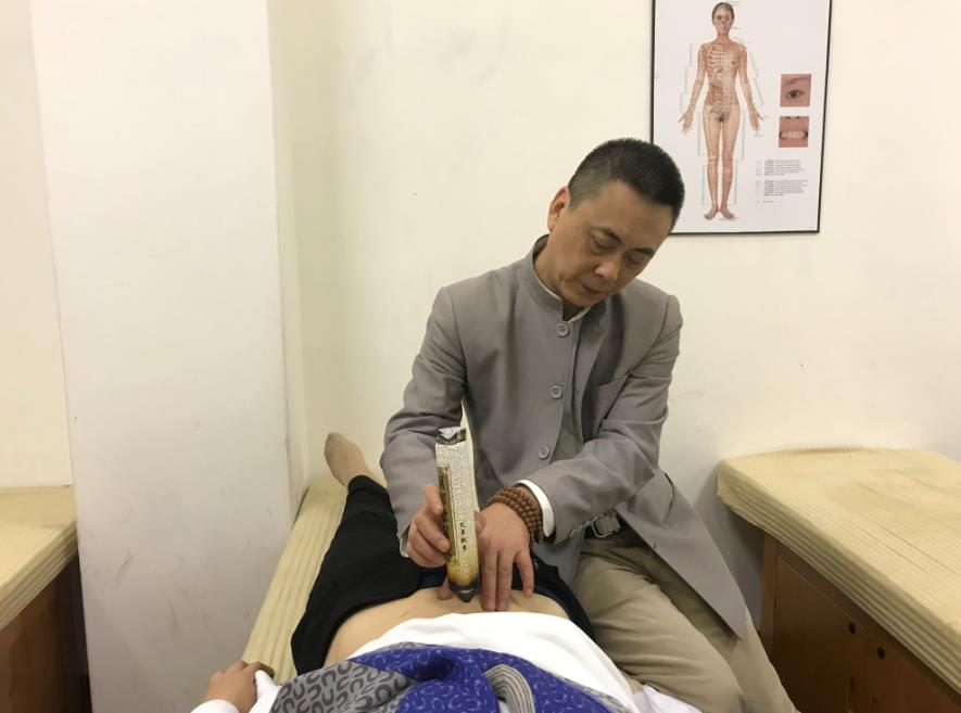 艾灸肚子可以治療痛經(jīng)嗎？中醫(yī)針灸理療培訓(xùn)學(xué)校哪里好？
